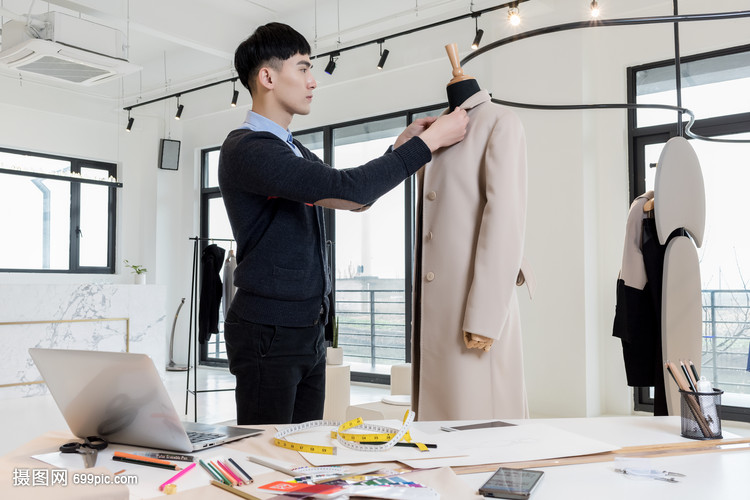 男服裝設計師的工作狀態(tài)與產(chǎn)品設計流程